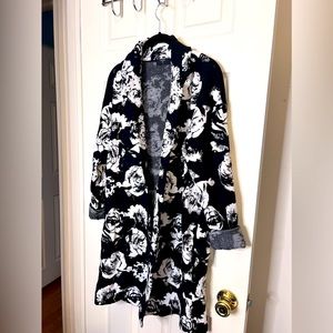TAHARI, coatigan, black & white floral print. Perfect condition. Size M.